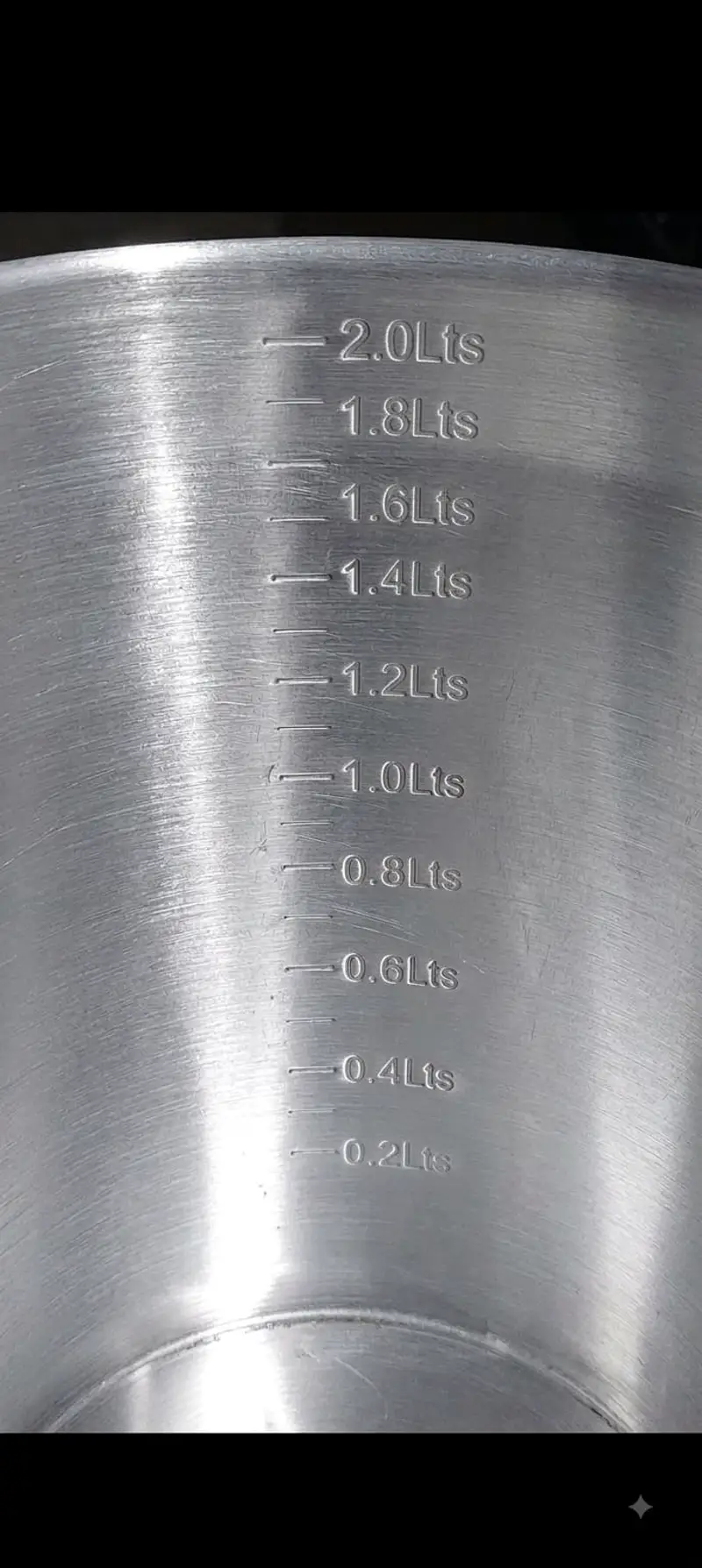 Balde de aluminio, líneas medidoras internas