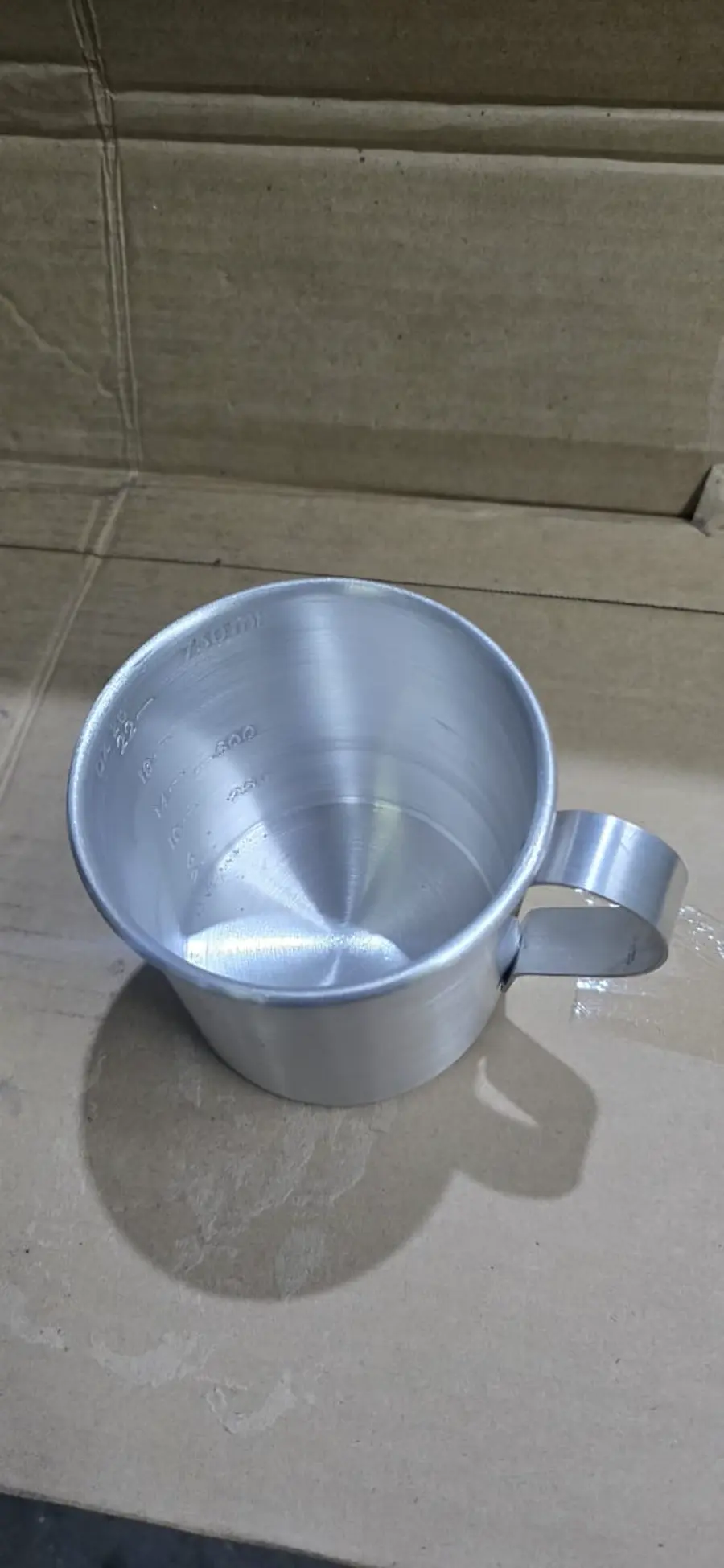 Jarro de litro en aluminio, con líneas medidoras